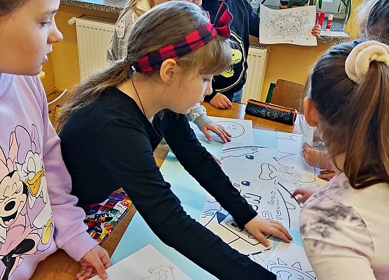 Uczniowie tworzą plakat o Ziemi