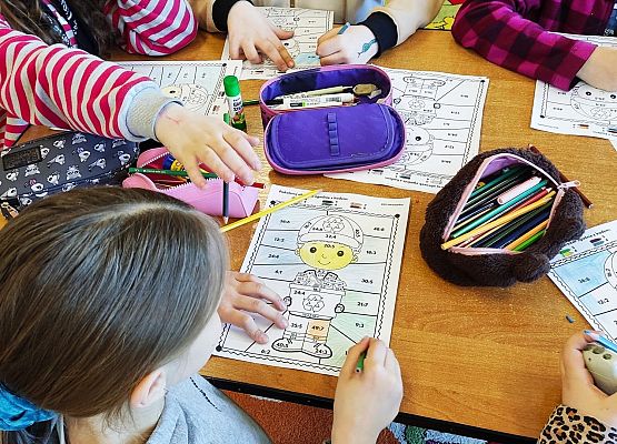 Uczniowie kolorują obrazki