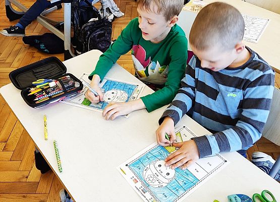 Uczniowie kolorują obrazki