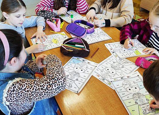 Uczniowie kolorują obrazki