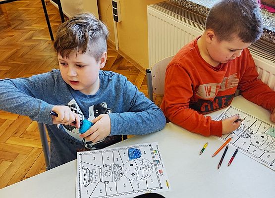 Uczniowie kolorują obrazki