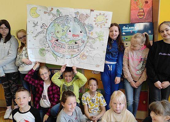 Uczniowie prezentują plakat o Ziemi
