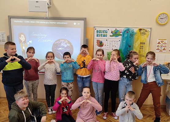 Zdjęcie grupowe na tle gazetki szkolonej