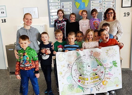 Zdjęcie grupowe z plakatem