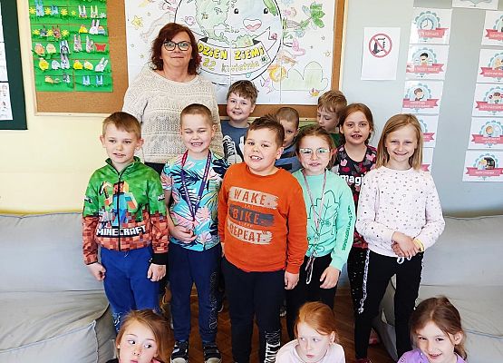 Zdjęcie grupowe na tle plakatu o Ziemi