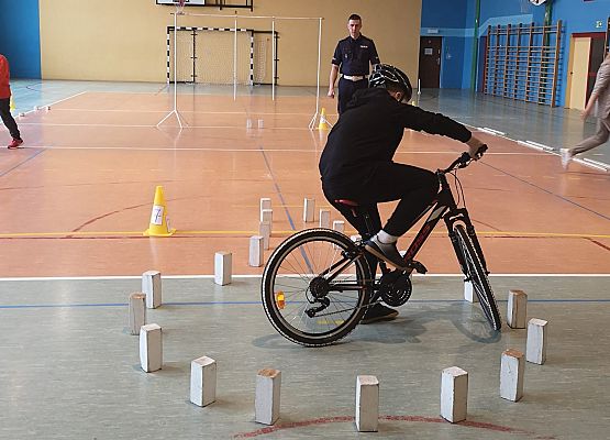 Uczeń na rowerze pokonuje tor przeszkód