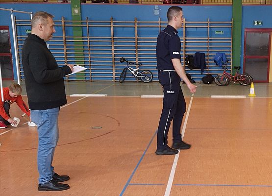 Policjant i sędzia obserwują zawodników