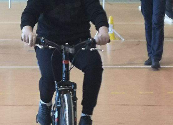 Uczeń na rowerze pokonuje tor przeszkód