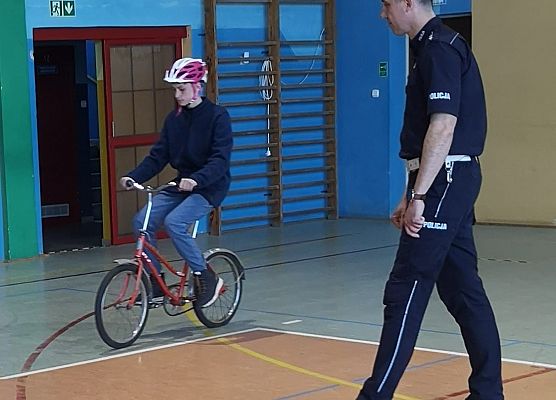Policjant ocenia umiejętności zawodnika