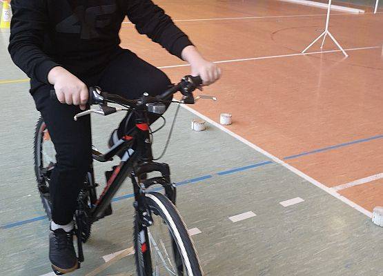 Uczeń na rowerze pokonuje tor przeszkód