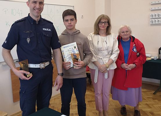 Od lewej: policjant, uczeń pani wicedyrektor, pielęgniarka