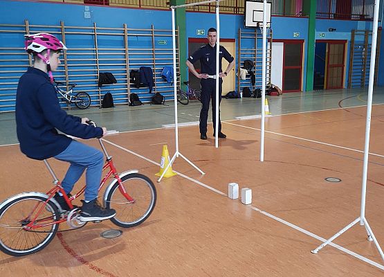 Uczeń na rowerze pokonuje tor przeszkód