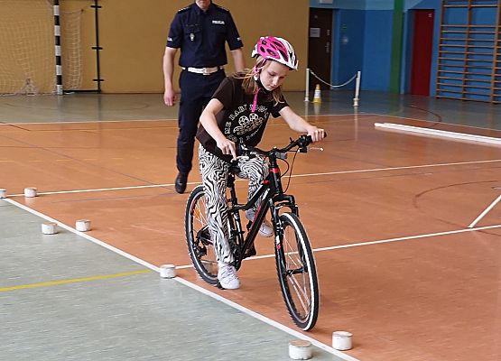 Uczennica pokonuje tor przeszkód