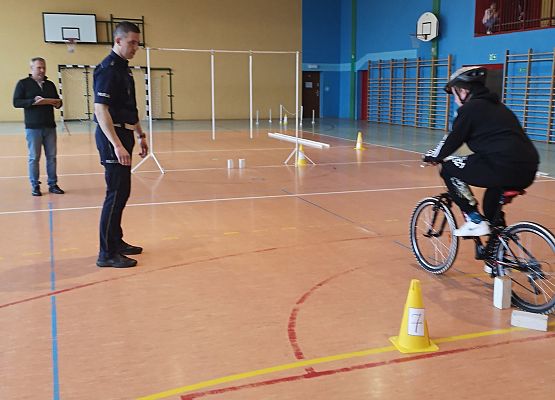 Uczennica na rowerze pokonuje tor przeszkód
