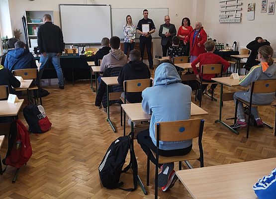 Uczniowie siedzą w ławkach i rozwiązują testy