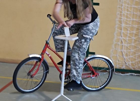 Uczennica pokonuje tor przeszkód