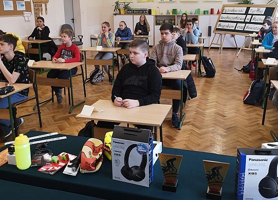 Uczniowie siedzą w ławkach