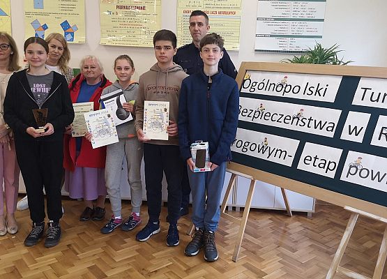 Zdjęcie grupowe uczestników turnieju z komisią