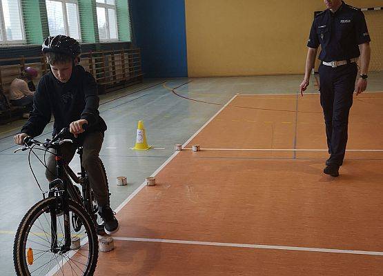 Uczeń na rowerze pokonuje tor przeszkód