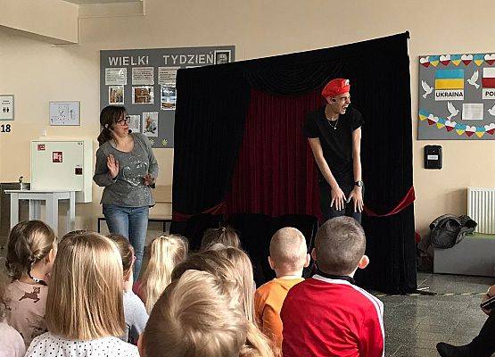 Uczniowie oglądają spektakl