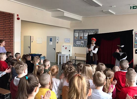 Uczniowie oglądają spektakl