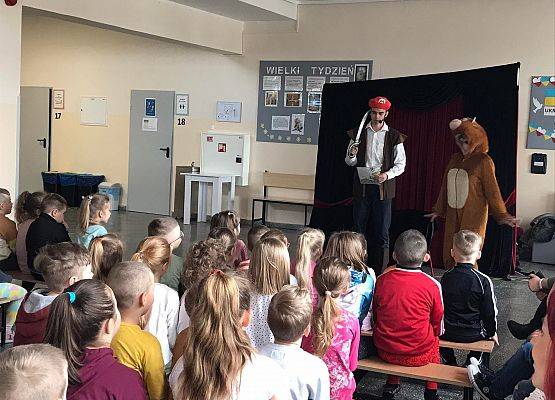 Uczniowie oglądają spektakl