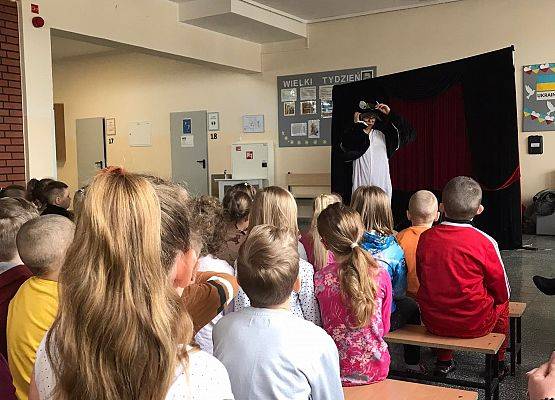 Uczniowie oglądają spektakl