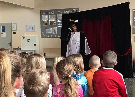 Uczniowie oglądają spektakl