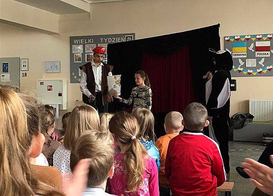 Uczniowie oglądają spektakl