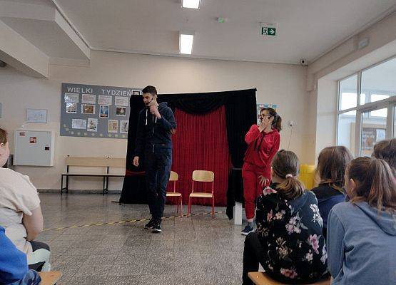 Uczniowie oglądają spektakl