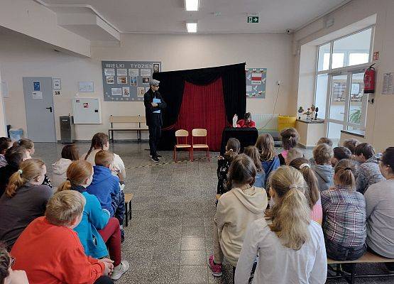 Uczniowie oglądają spektakl