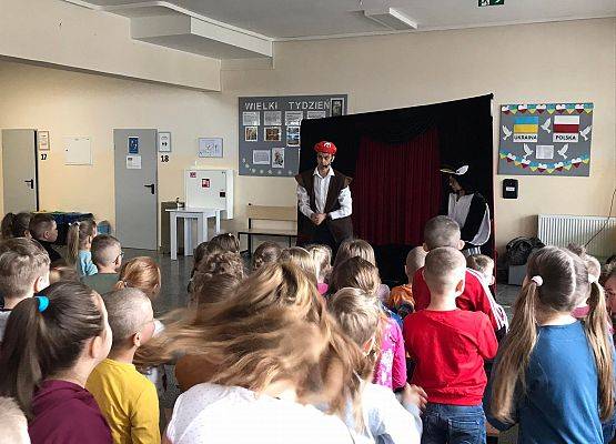 Uczniowie oglądają spektakl