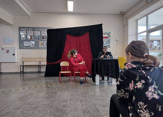 Aktorzy podczas spektaklu