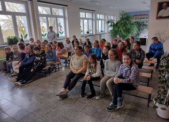 Uczniowie oglądają spektakl