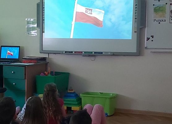 Dzieci oglądają film o symbolach narodowych