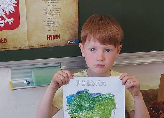 Chłopiec prezentuje mapę Polski