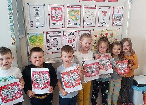 Dzieci prezentują godła