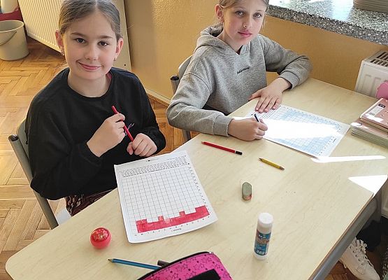 Uczennice kodują obrazki