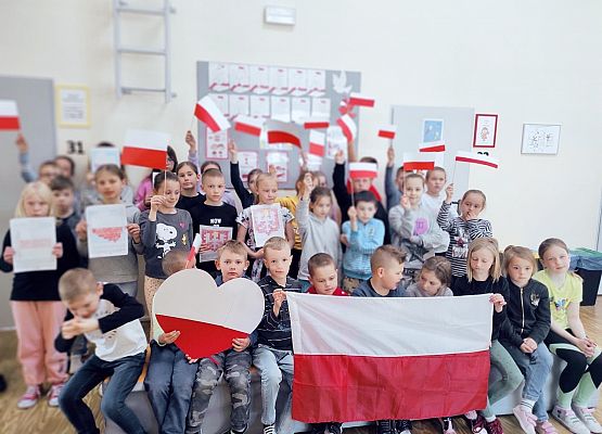 Zdjęcie grupowe dzieci z flagami Polski