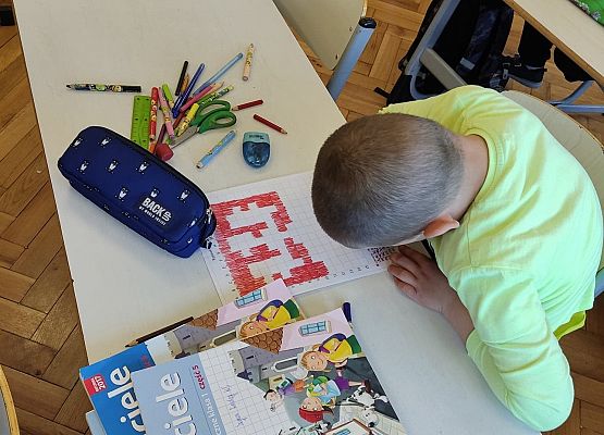 Chłopiec koduje obrazek