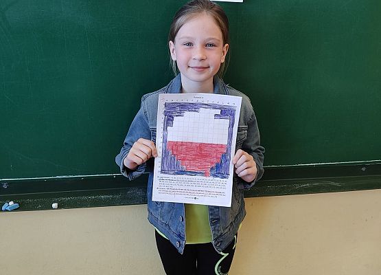 Uczennica prezentuje zakodowany obrazek