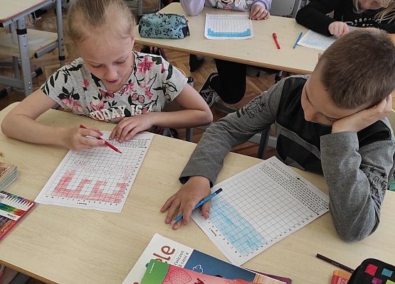 Uczniowie kodują obrazki