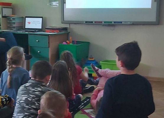 Dzieci oglądają prezentację multimedialną