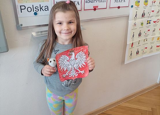 Dziewczynka trzyma godło