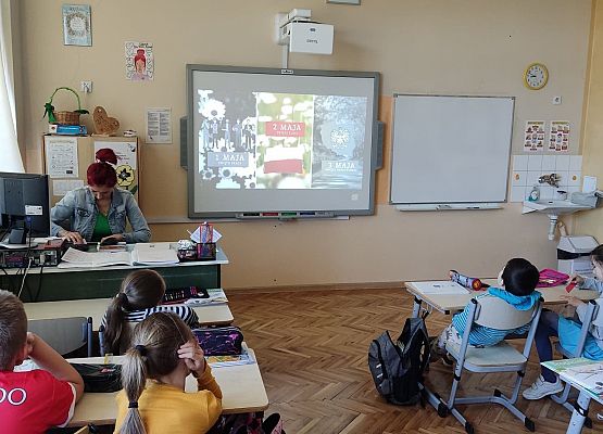 Uczniowie oglądają film o symbolach narodowych