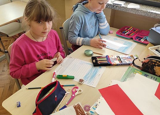 Uczennice malują obrazki