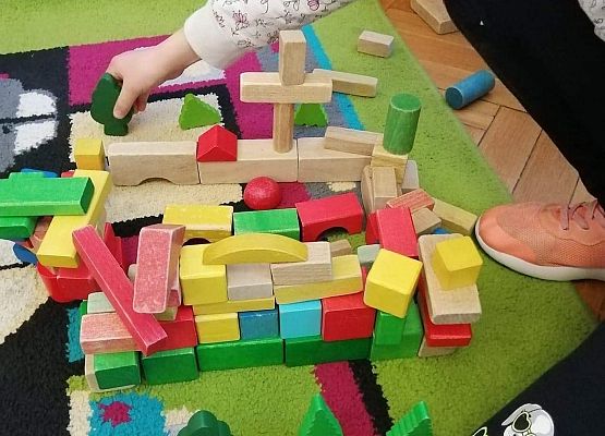 Dzieci budują kościół z klocków