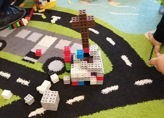 Dzieci budują kościół z klocków