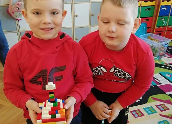 Dzieci budują kościół z klocków