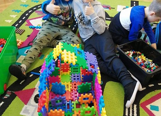 Dzieci budują kościół z klocków